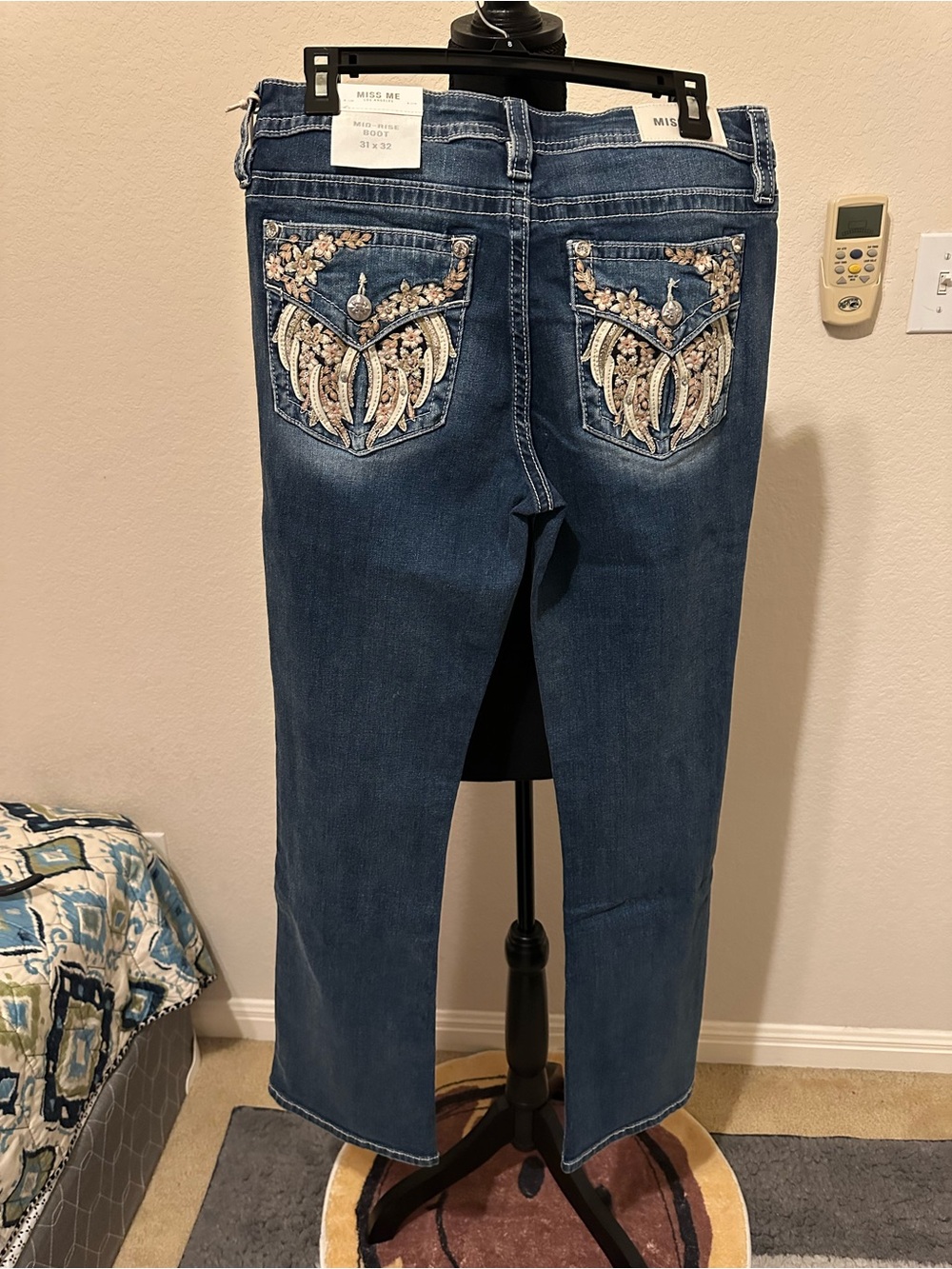 Miss me Embellished Wing Flap Pocket Mid Rise Bootcut Jeans Women. Size 31- NWT